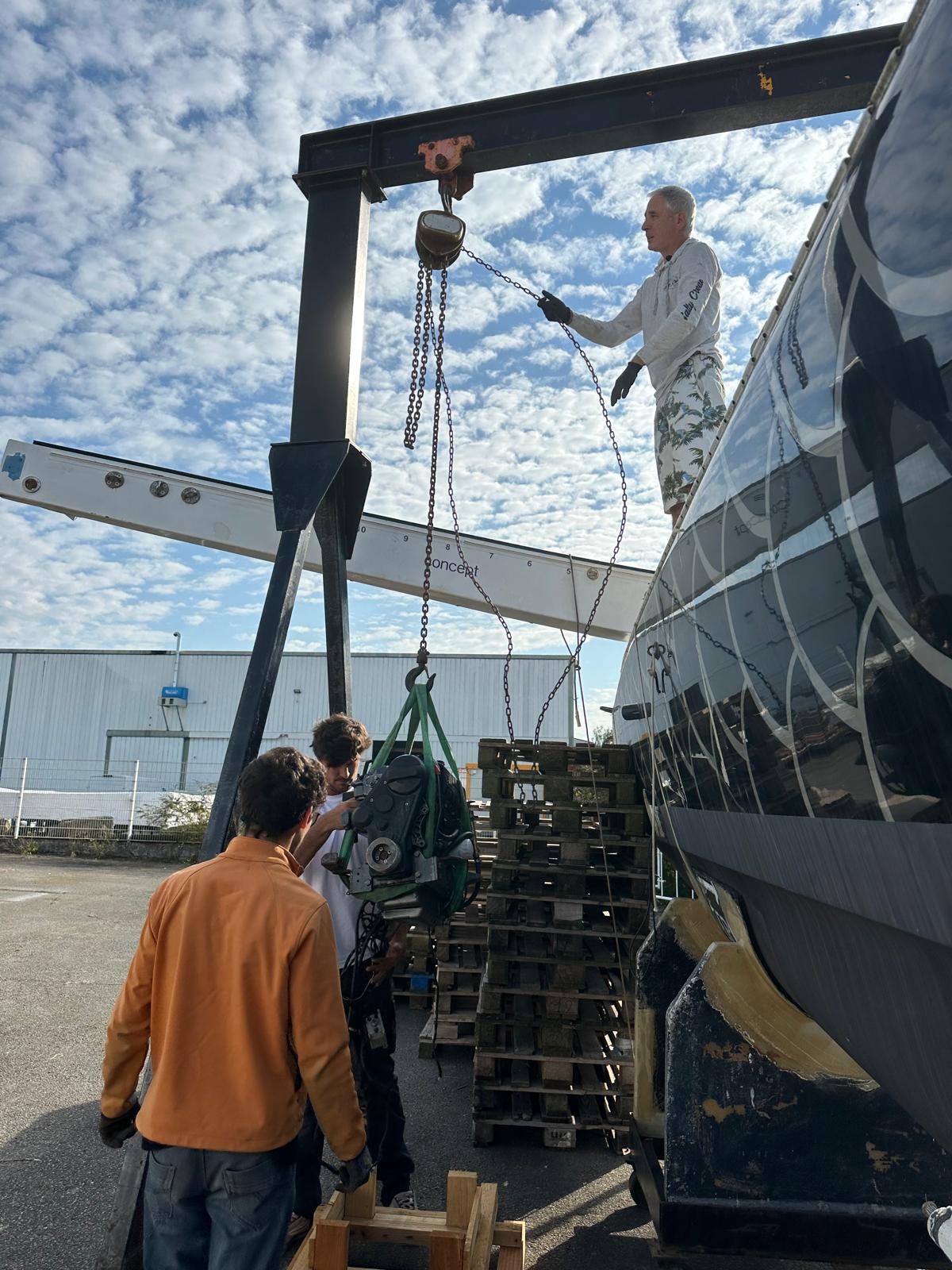 Dépose du moteur Lombardini de L'Hydroptère | L'Hydroptère's Lombardini engine out for overhaul
